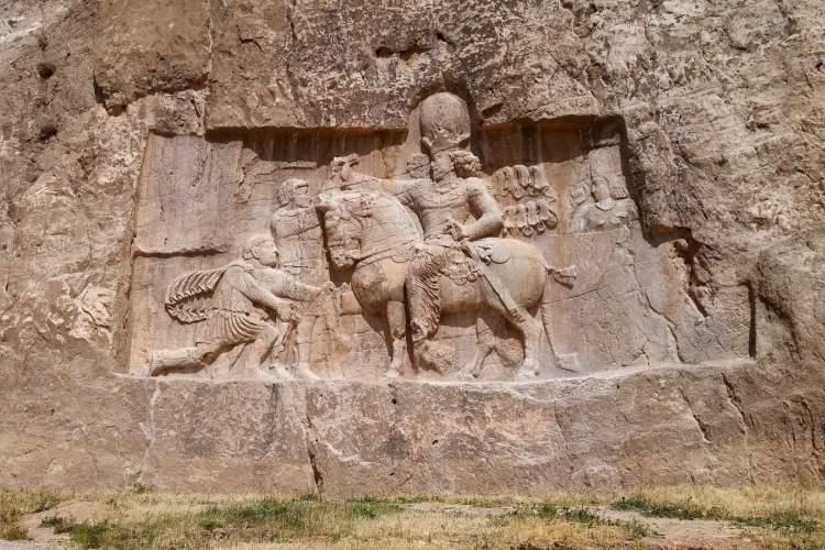 هشت نقش برجسته ای که هویت پادشاهان ساسانی را به روشنی نشان می دهد
