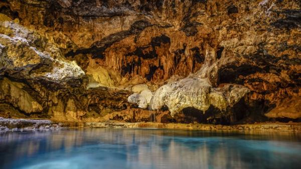 از مهمترین جاذبه های گردشگری آلبرتا: چشمه های آب گرم زیرزمینی در Banff از مهمترین جاذبه های گردشگری آلبرتا: چشمه های آب گرم زیرزمینی در Banff